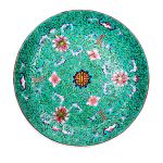 Prato fundo em porcelana chinesa com rica e fino desenho de flores, folhagens e morcego, com ideograma ao centro sobre fundo verde, séc XIX. Diam: 24,0 cm