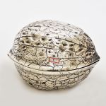 Grande caixa em forma de noz em prata portuguesa repuxada e cinzelada, contraste `Águia`. Meds: 15,0 cm x 22,0 cm
