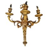 Grande aplique em bronze Ormolu no estilo Luiz XV para 3 velas com fina fundição de acantos, folhas, perolados e laçarote, séc XIX. Meds: 60,0 cm x 45,0 cm