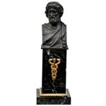 A.MULLER - Busto em bronze patinado representando Hipócrates, apoiado sobre pedestal de mármore verde rajado com dupla serpente e moldura em bronze `ormolu`. Alt: 37,5 cm (pequeno lascado no mármore)