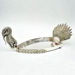 Grande e bela travessa em metal francês espessurado à prata em formato de canoa com rabo e cabeça de Peru. Meds: 24,0 cm x 68,0 cm