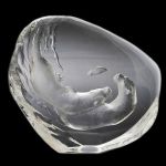 Bloco de cristal sueco transparente com 2 focas gravadas / lapidadas em baixo relevo.  Assinado `Mats Jonasson Sweden`. Altura: 18,0 cm

