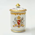 Pote de farmácia em porcelana francesa Sanson ao gosto da porcelana da Cia das Indias, com pintura de brasão inglês e acantos em dourado, séc. XIX. Altura 11,5 cm

