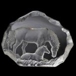 Bloco em sólido cristal sueco com fina gravado / lapidado de égua e filhote, assinado `Mats Jonasson Sweden`. Altura 16,0 cm

