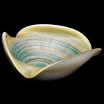 Bowl em vidro artístico moldado de Murano com inclusão de flocos de prata e fitas azuis espiraladas, anos 50. Meds: 8,0 cm x 22,0 cm (diam)