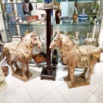 Grande par de esculturas de cavalos em madeira chinesa com resquícios de policromia vermelha e preta, final do séc. XIX. Medidas: 87 cm de altura x 100 cm de comp.