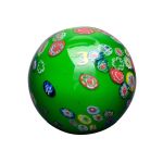 Peso de papel em vidro artístico de Murano em formato de bola na cor verde com inclusão de Murrinas de cores diversas. Diâmetro: 14 cm.
