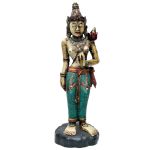 Escultura indiana esculpida em monobloco de madeira ricamente policromada representando Krshna. Alt : 78 cm.
