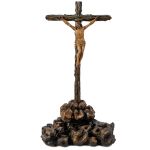 Crucifixo com cruz e Cristo em madeira policromada, com base simulando "monte calvário", Minas, século XVIII. Meds: 44 cm de altura x 23 cm de largura(base).