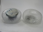 2 (dois) Plafons em Vidro Translúcido com Lapidação Casa de Abelha com Suporte de Fixação no Teto. Medida: 12 cm (Altura) x 28 cm x 15 cm (Diâmetro da Base).