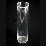 Longo Vaso em Linha Reta em Vidro Translucido. Medida: 25 X 6,5 cm (Diâmetro).