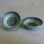 Par de Bowls em Porcelana para Shoyo com Desenhos Típicos Chineses nas Cores Azul e Branco. Medida: 2 X 7 cm.