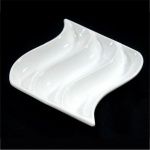 Petisqueira em Porcelana Branca Vitrificada com 3 (tres) divisões em Forma Ondulada. Medida: 3 x 18 x 18 cm.