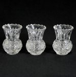 3 (tres) mini vasos em grosso vidro moldado em frisos e circulos. Medida: 8 x6 cm. (Diâmetro)