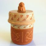 Pote Cerâmica com Tampa Estilo Marajoara Elaborado por Mestre R. Cardoso. Frutos da Amazônia. Medida: 12 X 10 Cm.