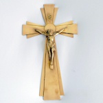 Crucifixo com Cristo Crucificado em Metal Dourado. Medida: 25 x 14 cm.