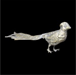 Escultura em Bronze na Figura de Pássaro com Longa Cauda. Medida: 6 x 19 x 4 cm