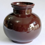 Grande Vaso Bojudo em Cerâmica Queimada e Vitrificada ma Cor Bordô. Medida: 24 x 24 cm. (Diâmetro).