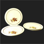 4 (quatro) pratos sobremesa em cerâmica "NADIR FIGUEIREDO" na cor creme com frizo e ramo de flores na Lateral. Medida: 19 cm.