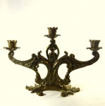 Castiçal em Bronze para 3 (tres) velas com elegante cinzelado em rocailles e arabescos. Medida: 21 x 32 x 8 cm.