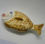 Antiga Travessa em cerâmica com Tampa no formato de Peixe pintado artesanalmente. Medida: 6 x 35 x 20 cm.