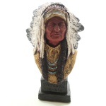 Imagem de Índio Americano com Cocar de Pena  - Adesivo na Parte Inferior com as Inscrições : This Is a Monfort Original Western Sculputure Boulder, Colorado. (Base : 5,50 Cm X 5,00 Cm // Alt : 16,50 Cm ) - Ref. Sile.595