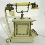 Antigo telefone Teleart - FUNCIONANDO - Década de 70 na Cor Creme, em Madeira com Detalhes em Baquelite e Bronze. Medida: 34 x 30 x 14 cm.
