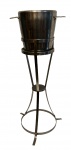 Conjunto contendo belíssima balde para Champagne e vinho de metal prateado, acompanha suporte de piso, medindo: 76 cm alt.