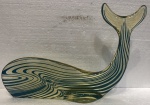 ABRAHAM PALATNIK - arte cinética, escultura em resina de poliéster representando baleia, medindo: 36 cm comp..