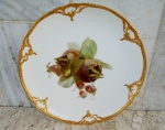 KPM - BERLIN - Lindo prato , circa de 1900 , em porcelana alemã esmaltada e vitrificada com pintura de fruta policromada ao centro e bordas com moldura em ouro brunido em alto relevo. Diâmetro 22 cm.