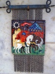 Placa decorativa RUSSA em cobre com pintura esmaltada retratando cena típica daquela região. Medida 16 x 15 cm com as correntes 30 x 15 cm. .