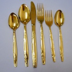 FAQUEIRO : Gold PLATED FOR ever - 42 peças  banhadas a ouro - separadas em 7 conjunto plastificados contendo cada  conjunto:  1 colher grande , 1 faca grande , 1 garfo grande , 2 colheres e 1 garfo de sobremesa. Total 42 talheres ..