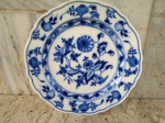 MEISSEN - Prato em porcelana ALEMÂ de pasta dura de MEISSEN produzido no Sec XIX , marca usada a partir de 1815 , borda recortada , ornamentado por decoração dita cebolinha / blue & white. Diâmetro 21 cm.