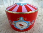 Holanda - PIPI HOME ; Lindo açucareiro em porcelana com esmaltagem vitrificada na cor vermelha e rosa . Ornamentado em alto relevo com camafeus e pássaros em reserva. Pega da tampa encimada por gracioso pássaro. Diâmetro 10,5 e altura 12 cm.