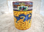 CHINA - SEC XX : Pote alto cilíndrico em porcelana de pasta dura com ornamentação de dois grandes dragões , tendo na borda faixa decorativa com gregas e outros motivos  típicos chineses em rica policromia. Altura 15 cm e diâmetro 11 cm.