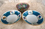 Tres recipientes em porcelana  , um com decoração "MANDARIM " medindo 6 x 11 ,5 cm e dois ( Par ) medindo 14 cm de diâmetro e 4 cm de altura decorados com flores e libélulas .