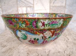 Grande BOWL do final do Seculo XIX  , produzido em pasta de porcelana esmaltada e vitrificada  com ornamentação de variadas cenas em reserva , família verde/rosa  - padrão MANDARIM  - em fundo levemente azulado tal qual COMPANHIA das INDIAS . Diâmetro 30 cm e altura 14 cm. Apresenta restauro perfeito , antigo , não visível.