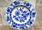 MEISSEN - Muito bom prato fundo , em porcelana alemã esmaltada e vitrificada de pasta dura de Meissen produzido no SEC XIX com marca usada até 1815 , tendo borda recortada  e ornamentada por decoração dita cebolinha /blue white. Altura 5 cm e diâmetro 23,5 cm.