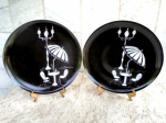 Porcelana MAUÁ - Dois pratos em porcelana esmaltados , vitrificados e ornamentados  com pinturas de cenas de Bar em fundo Negro. Diâmetro 22,5 cm.