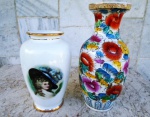 Dois vasos decorativos : um em porcelana Real esmaltada na cor branca e vitrificada com pintura de dama antiga e cenas idílicas - 17 cm e um esmaltado e vitrificado com flores coloridas 21 cm.