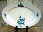 Grande travessa  Checoslováquia em porcelana esmaltada branca e vitrificada com ornamentação de buque de flores  no tom azul. medidas  41 x 28 cm.