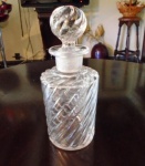 Baccarat Perfumeiro com marca de confirmação da christaleria francesa em vidro   retorcido  , translúcido e diáfono inclusive sua tampa original. Altura 18 cm e diâmetro 6 cm.
