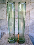 Dois grandes e altos vasos em vidro plissado levemente esverdeados. Podem ser usados também para guardar rolhas . Altura  57 cm. ( cinquenta e sete )  e 10 cm de diâmetro.