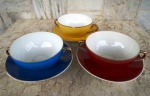 Porcelana MAUÁ década de 60 : Tres grandes xícaras consomes esmaltadas e vitrificadas nas cores CORAL, AMARELO  e AZUL . Pires 15 cm , diâmetro 11,5 cm , alça a alça 16 cm e altura 5 cm.