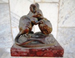 CLÓVIS EDMOND  MASSON  ( 1838 - 1913 ) - Grupo escultórico FRANCES  em BRONZE maciço representando " CAMUNDONGO  SEGURANDO NOZ " assentado com base em mármore. Altura 8 cm sem considerar a base . Base altura 2 cm,  comprimento 9 e largura 6 cm. ASSINADO