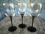 FRANCE : Tres taças ALTAS para vinho tinto em cristal límpido com sonorização , hastes  elegantes no tom negro. marcado FRANCE. Altura 20,5 cm e diâmetro 8 cm.