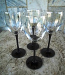 FRANCE : Quatro taças ALTAS para vinho branco em cristal límpido com sonorização , hastes  elegantes no tom negro. marcado FRANCE. Altura 20 cm e diâmetro 6 cm.