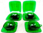 Década de 50 : Conjunto de  4  (quatro ) trios de louça verde ( 12 peças ) Americanas ,com forte inspiração ART DECO : 4 pratos para bolo lado 21 cm , 4 pires 13 cm e 4 xícaras 10 cm. Peças que estão cada vez mais raras.