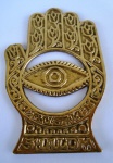 Mão de Fátima em metal ricamente trabalhado ( usado como amuleto da sorte ) marcado SHALOW /JERUSALÉM . Medidas 8,5 x 6,0 cm.