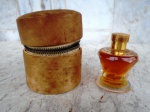 Perfume europeu  para coleção com altura de 6 cm , diâmetro 5 cm e quase completo da grife SCHUBY SCHUBERTH , na caixa original cilíndrica em couro e em seda no seu forro interno.